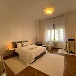 Breathtaking Centre Views - Bright & Spacious 2br