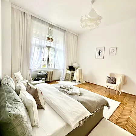 Breathtaking Centre Views - Bright & Spacious 2br Apartment *