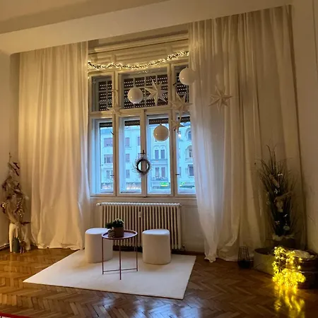 Breathtaking Centre Views - Bright & Spacious 2br Apartment *