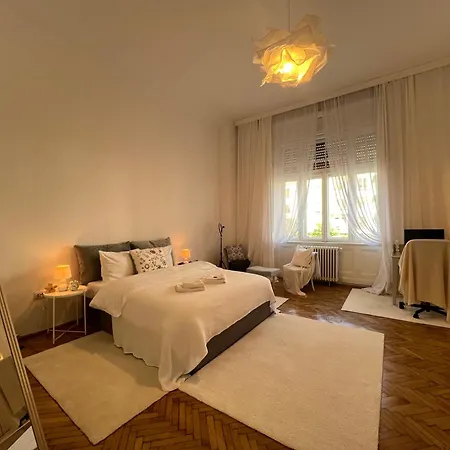 Breathtaking Centre Views - Bright & Spacious 2br