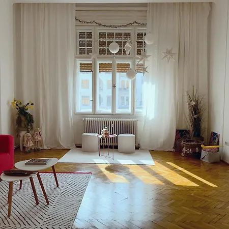Breathtaking Centre Views - Bright & Spacious 2br Apartment *