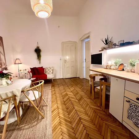 Breathtaking Centre Views - Bright & Spacious 2br Appartamento Timisoara