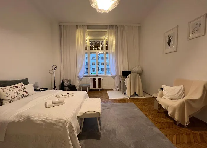 Breathtaking Centre Views - Bright & Spacious 2br