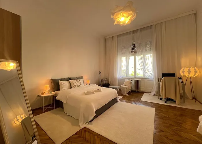 Breathtaking Centre Views - Bright & Spacious 2br